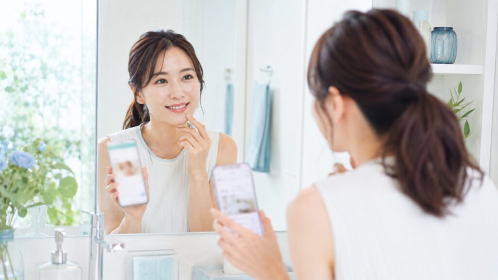 ホワイトニングカフェが自分に向いているか確認する女性のイメージ